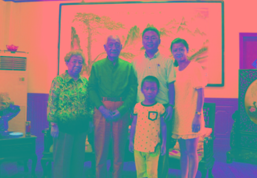 與原南京軍區(qū)政委方祖岐上將夫婦合影留念。